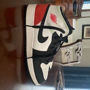 Jordan 1 Mid SE White Black Red Spruce (GS) 6.5 youth Can fit 8 in womens too